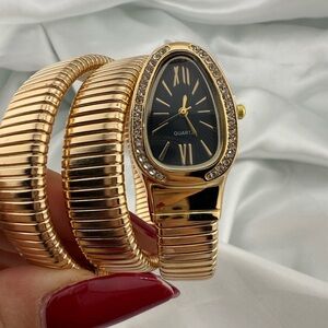 Serpent serpentine snake classic Gold Women's Watch with Black Dial
